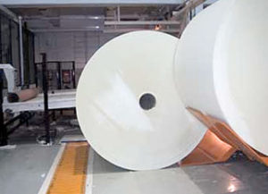 Transfer of rolls one by one to floor level slat conveyor
