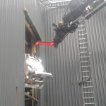 NostoÄssällä asennus matalasta aukosta.