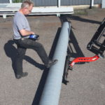 Isojen putkien asennus
paikalleen maassa.