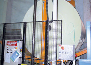Roll adjustment to cutting position by means of cover.